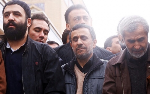 عکس | محمود احمدی‌نژاد در مراسم ترحیم برادرش 