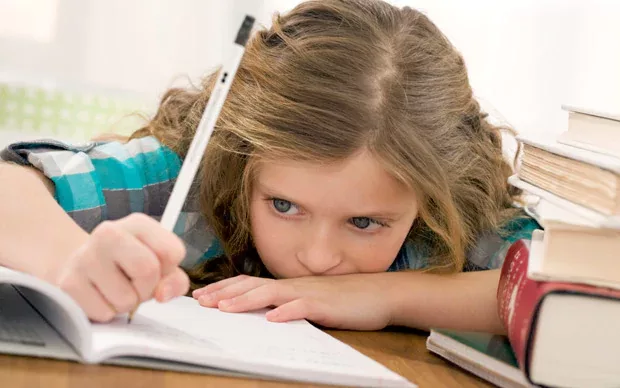 با تنبلی کودکم در انجام تکالیفش چه کنم؟
