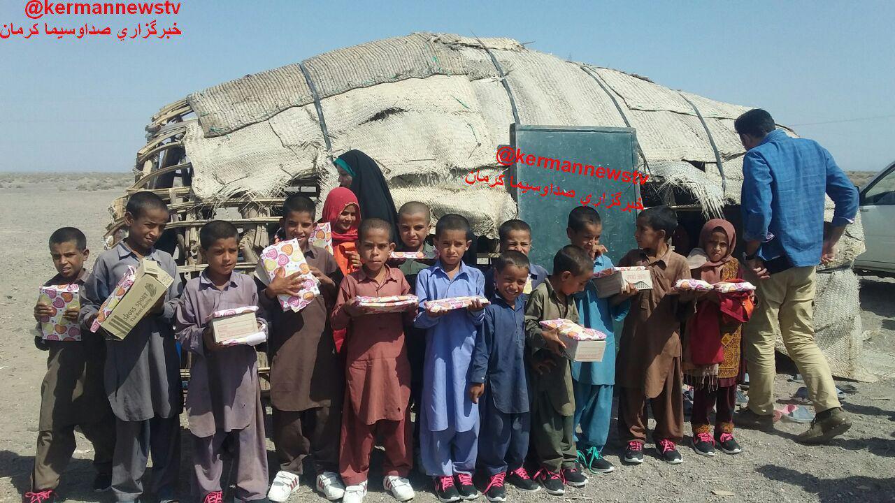 عکس/عکس العمل دانش آموزان مدرسه کپری از دریافت لوازم التحریر