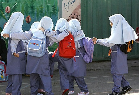 نامناسب بودن «کوله پشتی» باعث «قوز ناحیه پشت و شکم» می شود