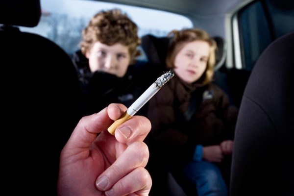 اثر سیگار بر اطرافیان غیر سیگاری بدتر از آن است که فکر می کنیم
