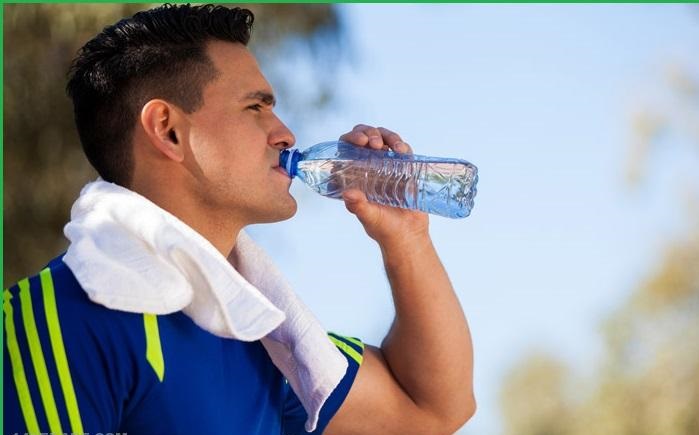وقتی ورزش می‌کنید واقعاً به چه مقدار آب نیاز دارید؟