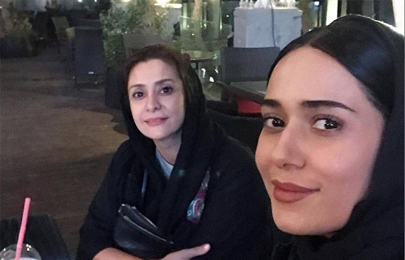 تیپ پریناز ایزدیار و خواهرش دیشب در یک کافی شاپ! + عکس