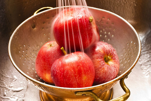 یک توصیه ساده برای شستن سیب