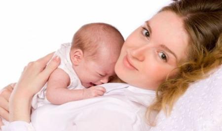 نحوه صحیح بلند کردن و زمین گذاشتن نوزاد