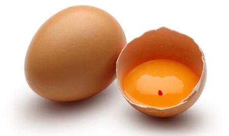 لکه خون در تخم مرغ نشانه چیست؟
