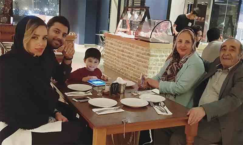 تیپ متفاوت احسان خواجه امیری به همراه خانواده اش‌ در یک رستوران! + عکس