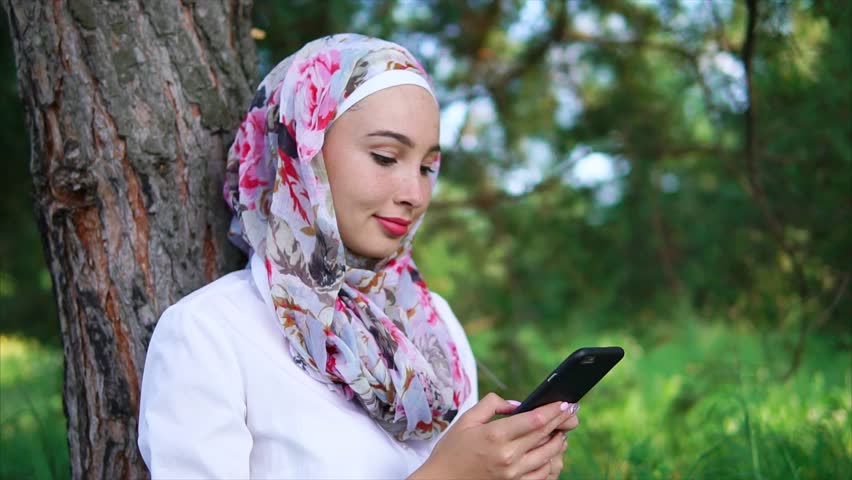  آیا باید رمز موبایل همسرمان را بدانیم؟