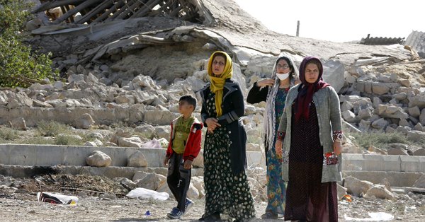 کمک‌های ایرانیان خارج از کشور به زلزله زدگان بلوکه شد! + عکس