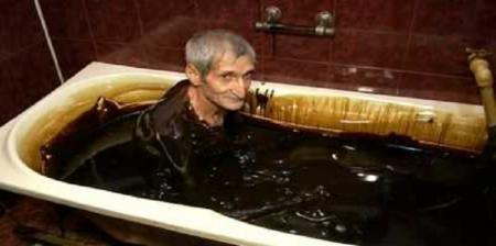 حمام نفت ویژه ثروتمندان هم به بازار آمد! + عکس