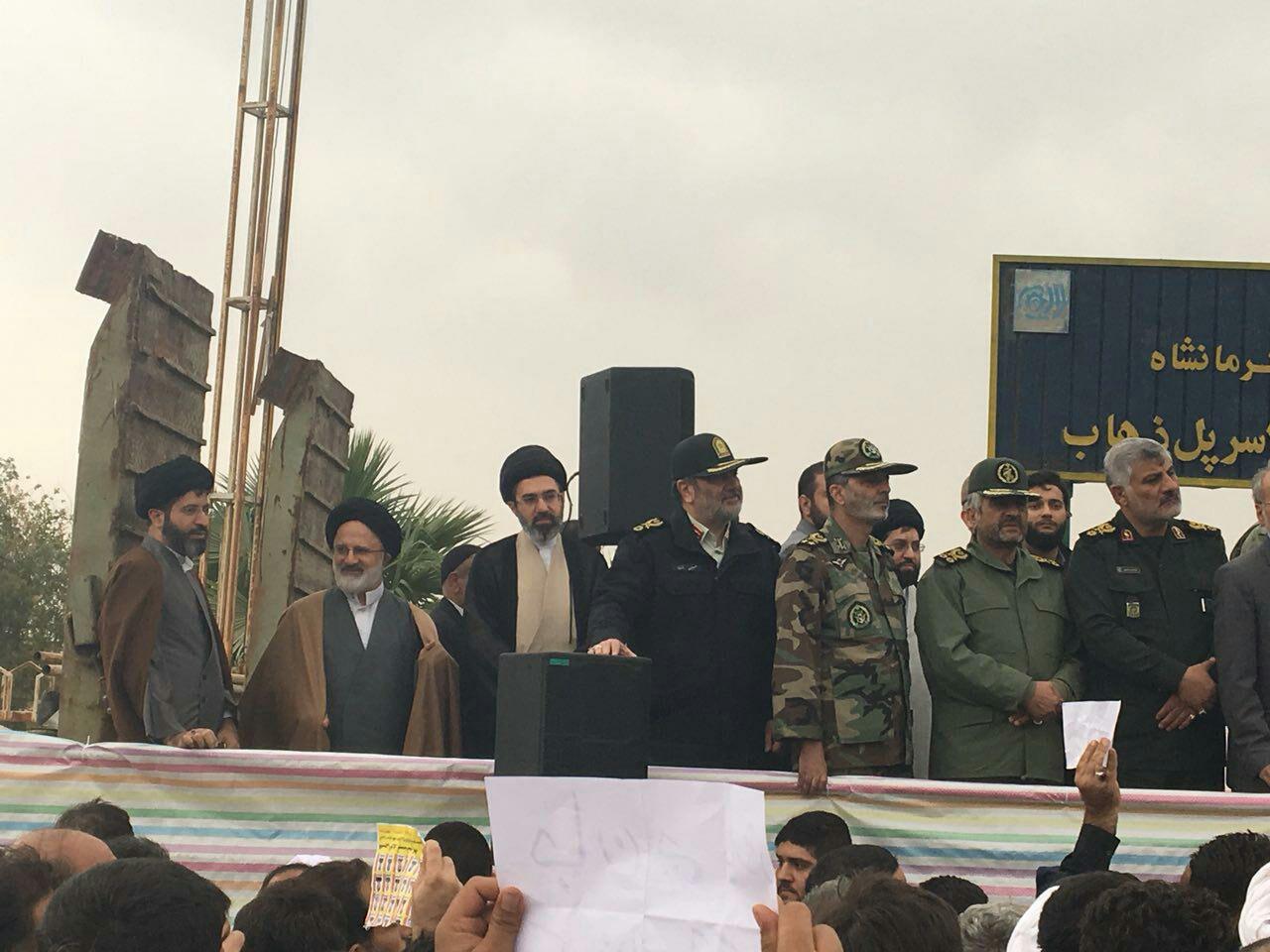  فرزاندان رهبر انقلاب اسلامی در حاشیه بازدید از مناطق زلزله زده+عکس