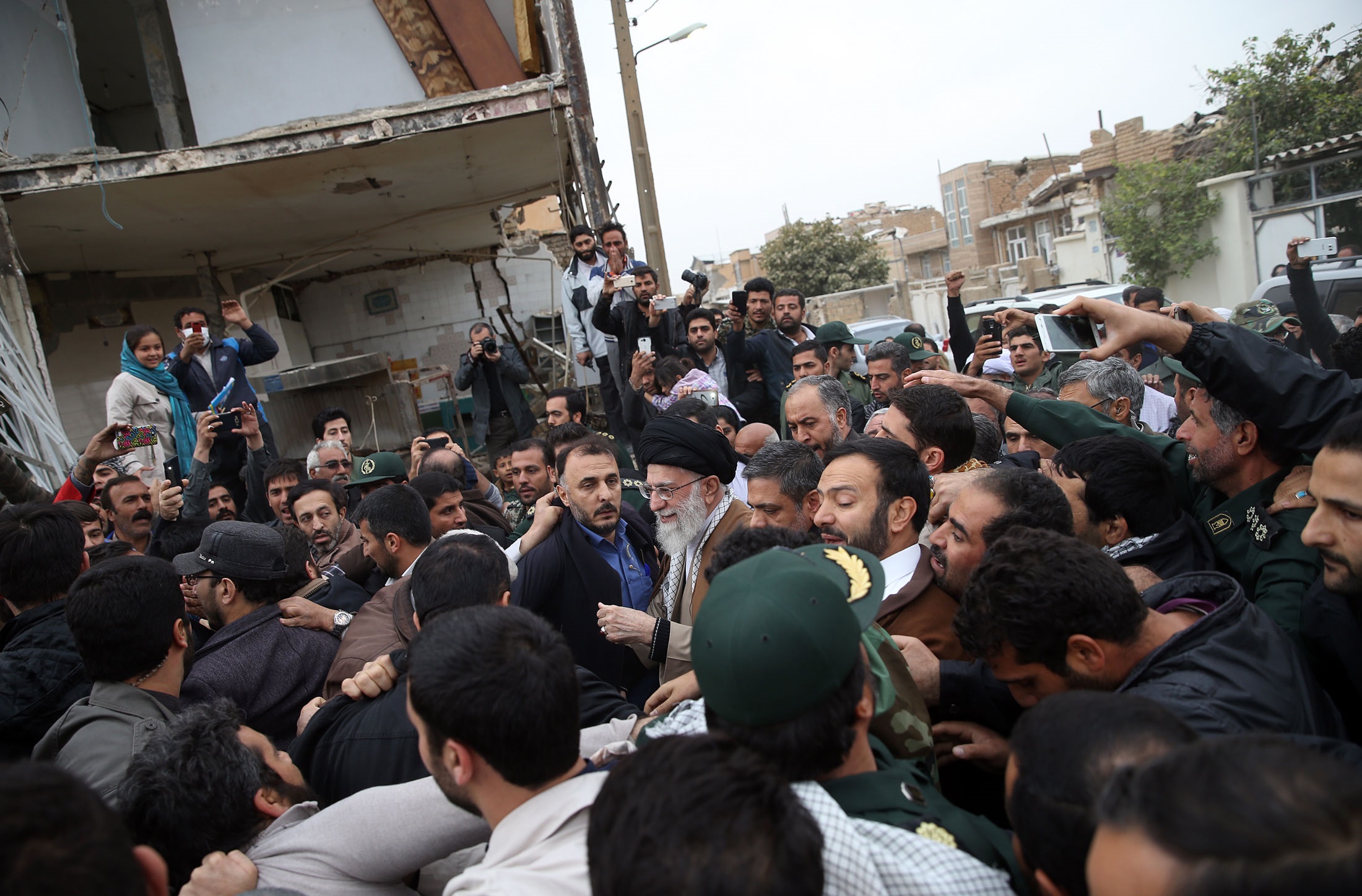 حضور رهبر در میان مردم زلزله زده کرمانشاه + عکس