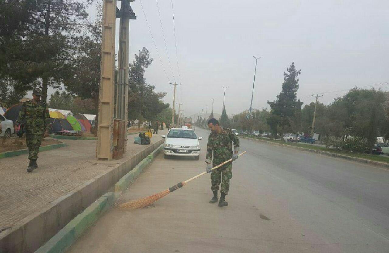 افسران ارتش در حال نظافت خیابان‌های مناطق زلزله‌زده! + عکس