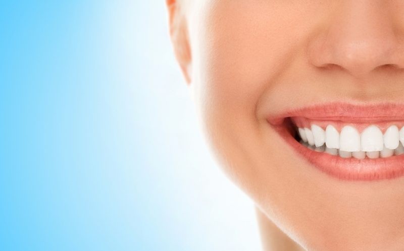  راهکار‌های خانگی فوق العاده موثر برای سفید کردن دندان‌ها