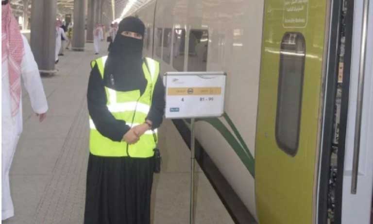 عربستان زنان برقع پوش را خدمه قطار کرد! + تصاویر