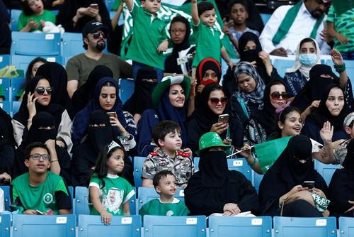  لباس زنان سعودی در استادیوم های ورزشی + تصاویر