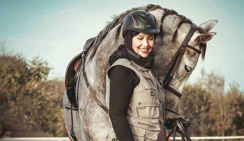 تیپ خانم بازیگر در حال اسب سواری! + عکس