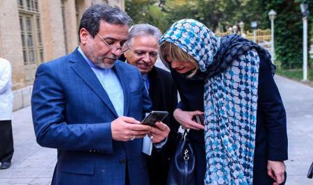 اصفهان‌گردی عباس عراقچی و هلگا اشمید! + عکس