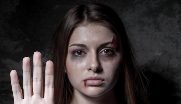زنان برای مقابله با خشونت باید با حقوق خود آشنا شوند
