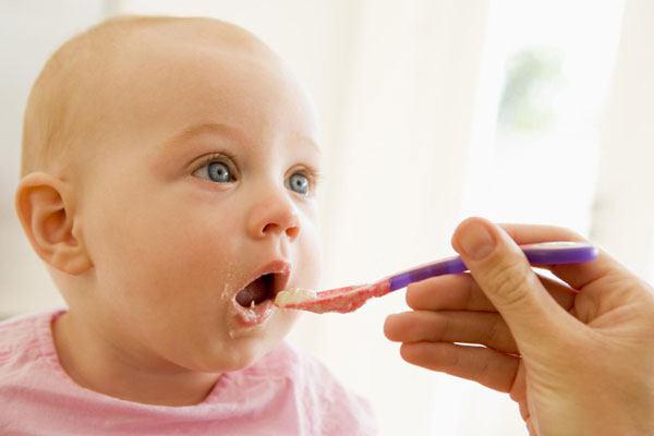  پیامدهای تغذیه تکمیلی زودتر از موعد برای نوزادان