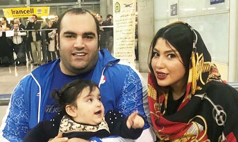 قوی ترین مرد ایران در کنار همسر و دخترش! + عکس