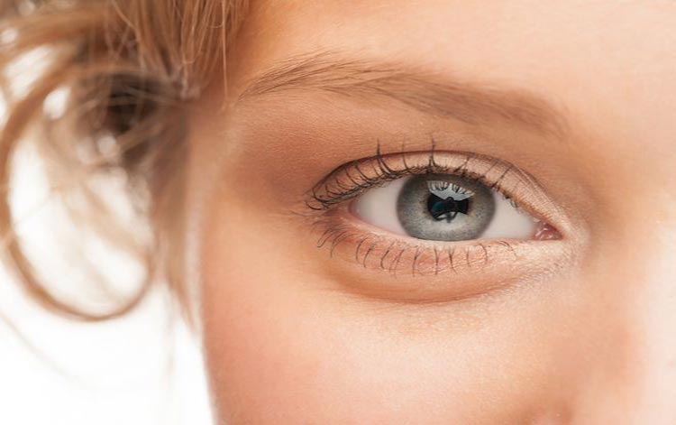 رفع پف چشم ها با ۷ تغییر در رژیم غذایی