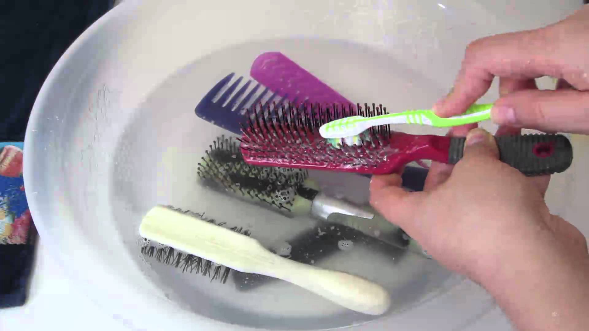 چطور برس مو را تمیز کنیم؟