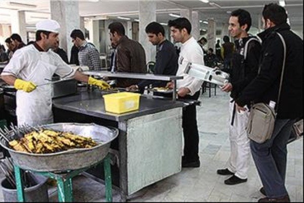 تجمع دانشجویان دانشگاه ساری به دلیل مسمومیت ۷۰ دانشجو + تصاویر 