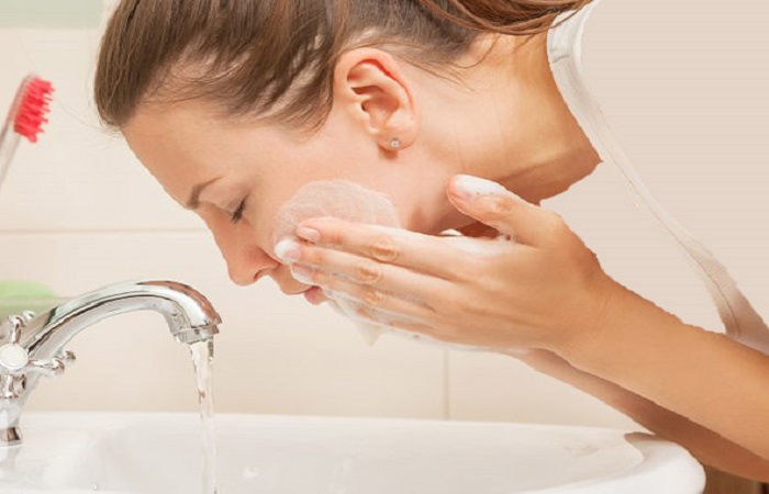  خطرات خوابیدن با آرایش