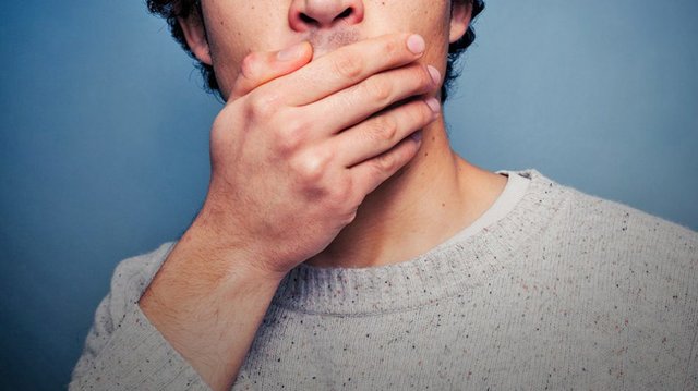 چرا دهانمان بوی بد می دهد؟ 