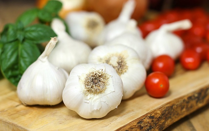 بو ی سیر را با این خوردنی ها  از بین ببرید 