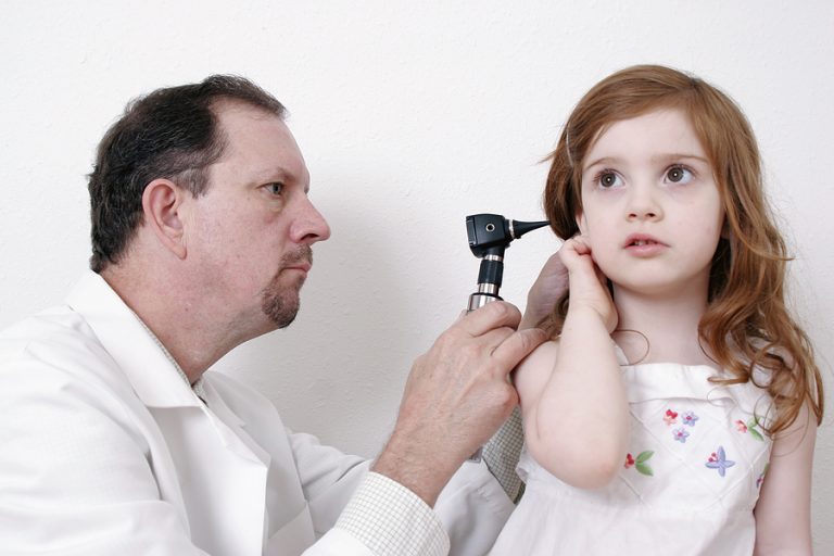 نشانه‌های عفونت گوش در کودکان 