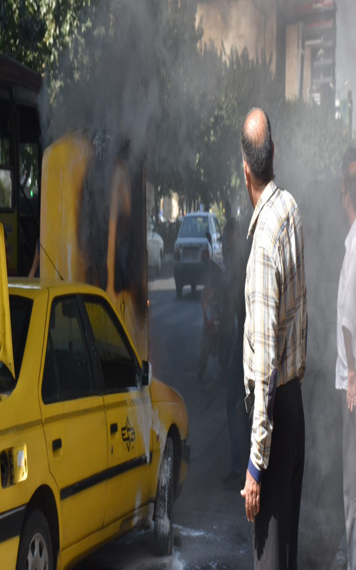 آتش زدن یک دستگاه تاکسی توسط اغتشاشگران 