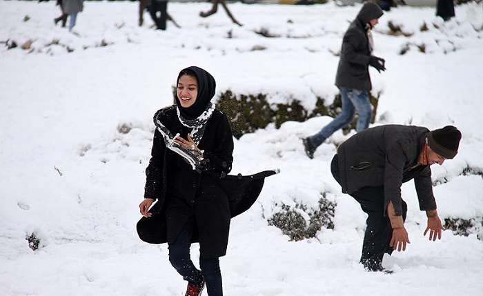 برف بازی قمی ها در بلندی های روستای فردو +عکس