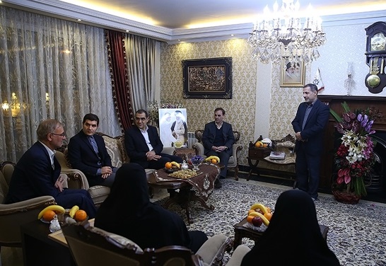دیدار وزیر بهداشت با خانواده شهید تهرانی مقدم + عکس