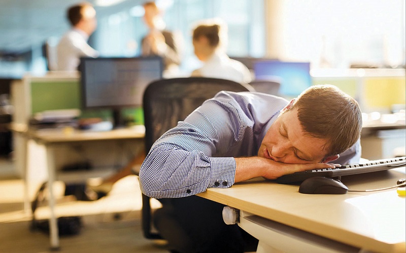 خطراتی که کارمندان کم خواب را تهدید می کند 