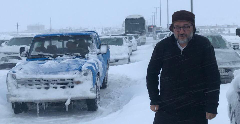 ۹ ساعت در برف بدون هیچ کمکی از سوی مسئولان! + عکس