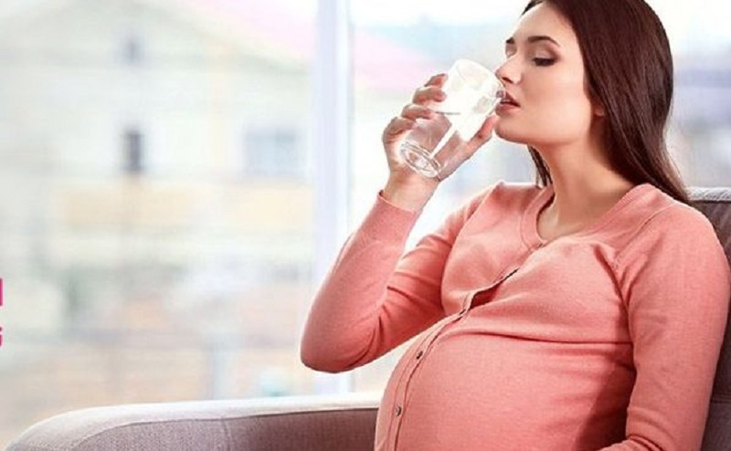 نشانه های کم آب شدن بدن در دوران بارداری و راه حل آن 