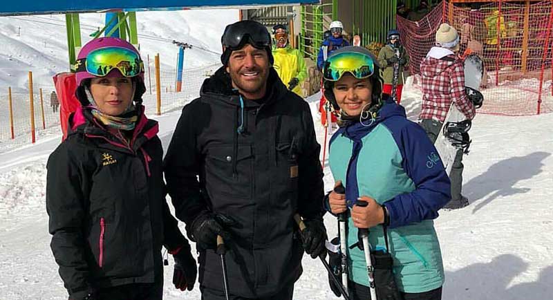 اسکی بازی محمدرضا گلزار به همراه خانم های طرفدارش! + عکس