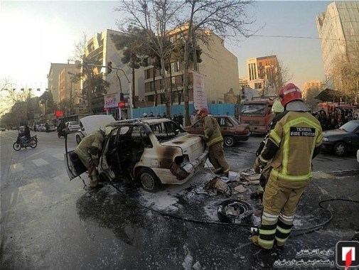 آتش گرفتن ناگهانی پراید در پاسداران + تصاویر