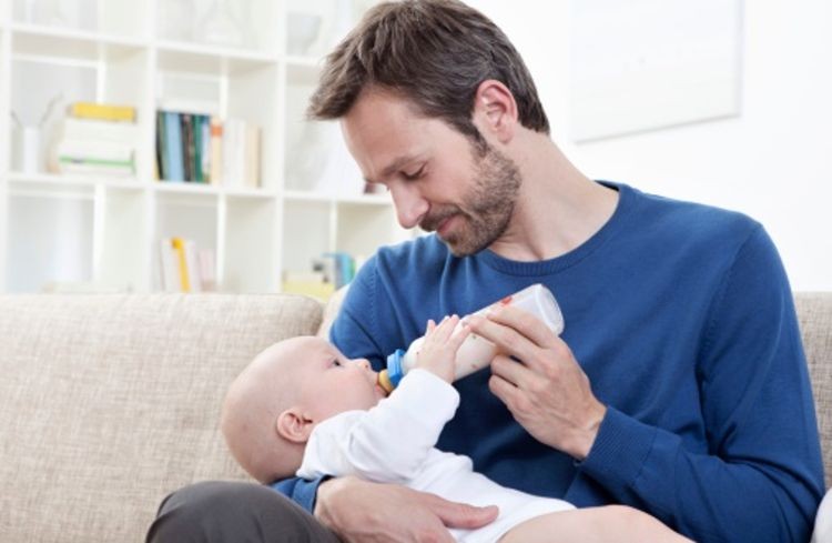 دلیل بالا آوردن شیر در نوزادان