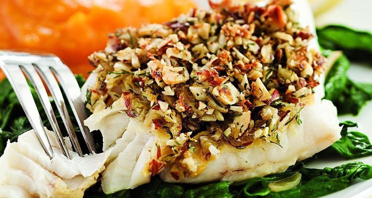 طرز تهیه ماهی با لایه بادام و لیمو همراه با اسفناج