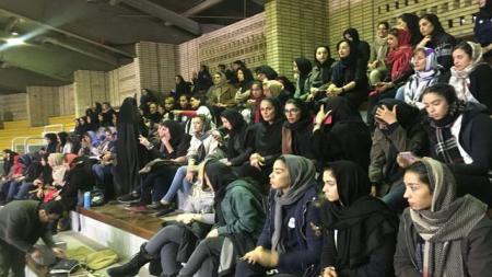 حضور زنان و دختران ایران ایرانی در ورزشگاه! + عکس