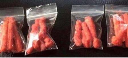 فروش یواشکی پفک یک پسر بچه در مدرسه + عکس