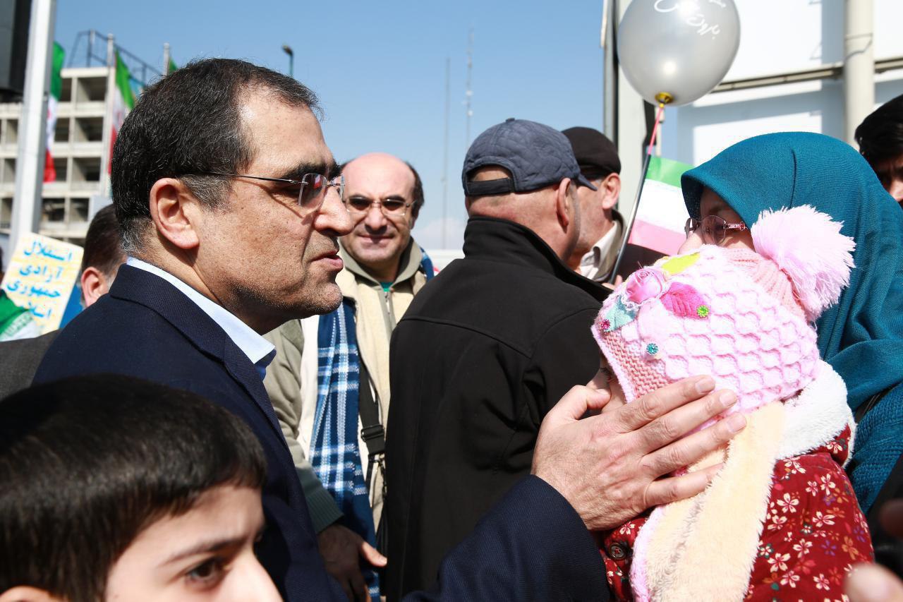 معاینه چشم توسط وزیر بهداشت در حاشیه راهپیمایی ۲۲ بهمن! + عکس