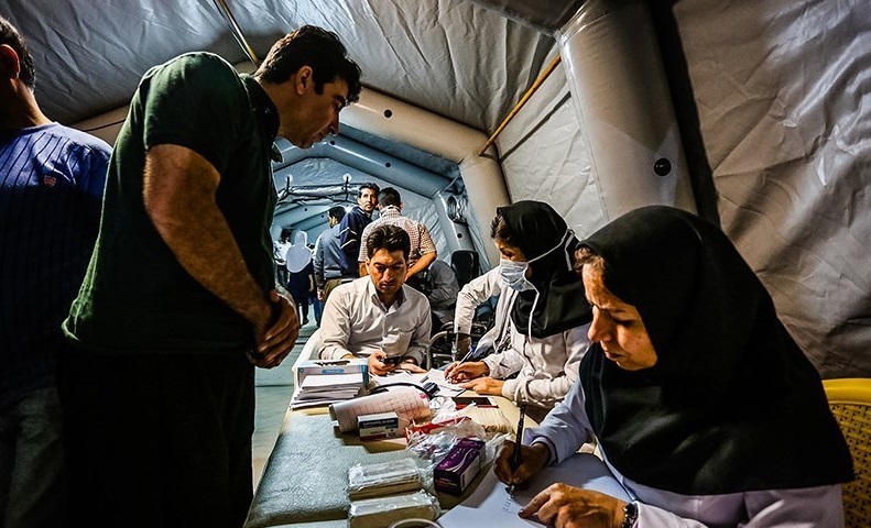 خدمات بهداشتی و درمانی در مناطق زلزله زده ادامه دارد