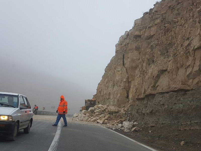 ریزش کوه در محور هراز