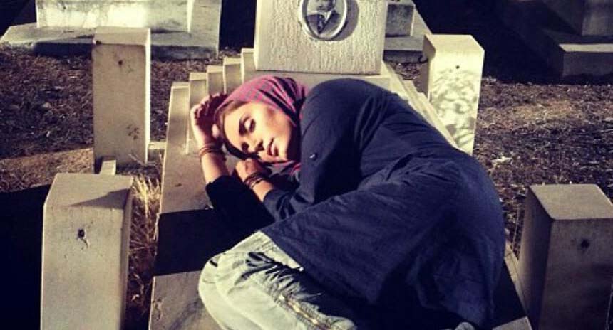 خوابیدن «الناز شاکردوست» در قبرستان! + عکس