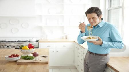 اگر ایستاده غذا بخورید، لاغر می‌شوید