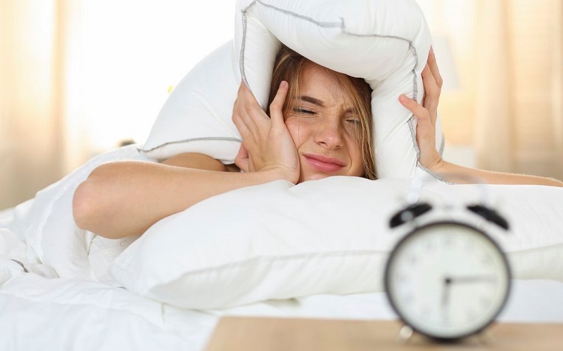 آیا بیدار کردن افراد از خواب با صدای بلند خطرناک است؟